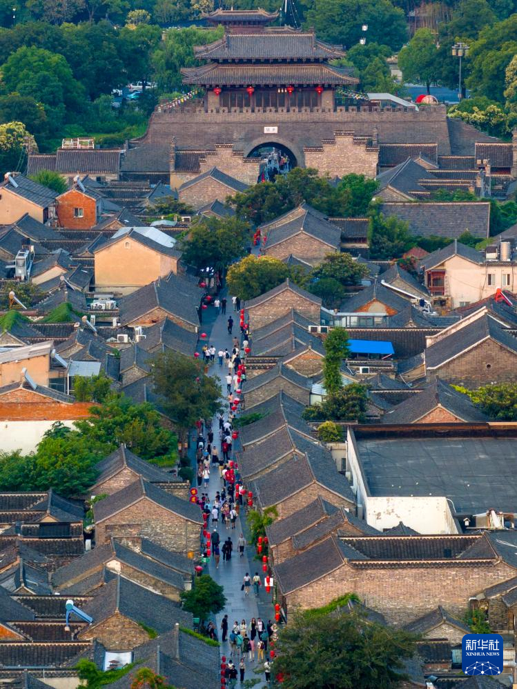 扬州东关街（无人机照片，2023年6月14日摄）。新华社记者 李博 摄