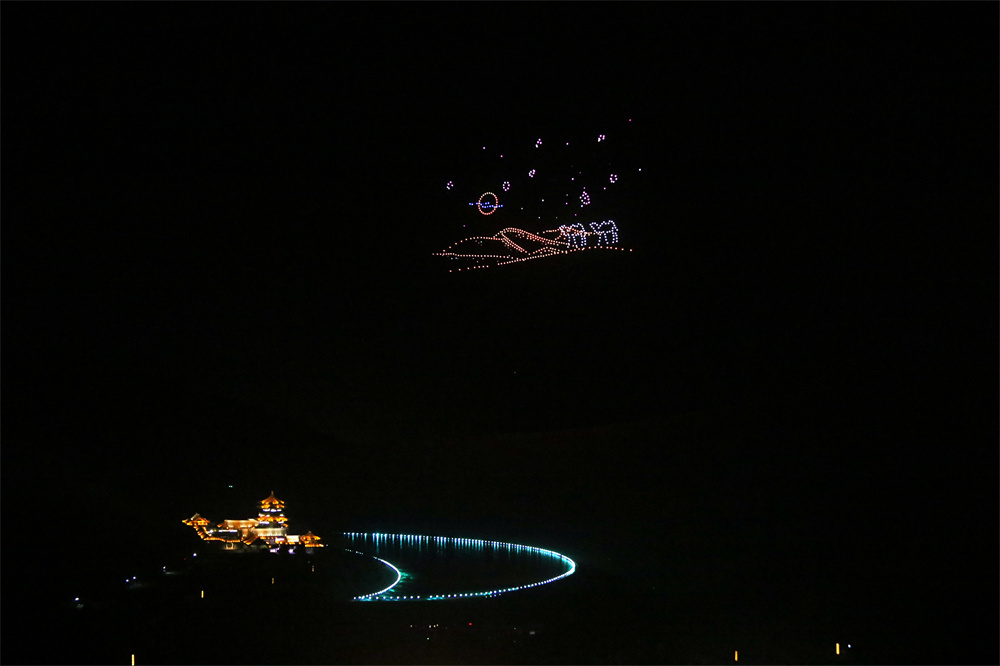 2024年4月15日晚，无人机灯光秀在敦煌市鸣沙山月牙泉景区夜空精彩上演。