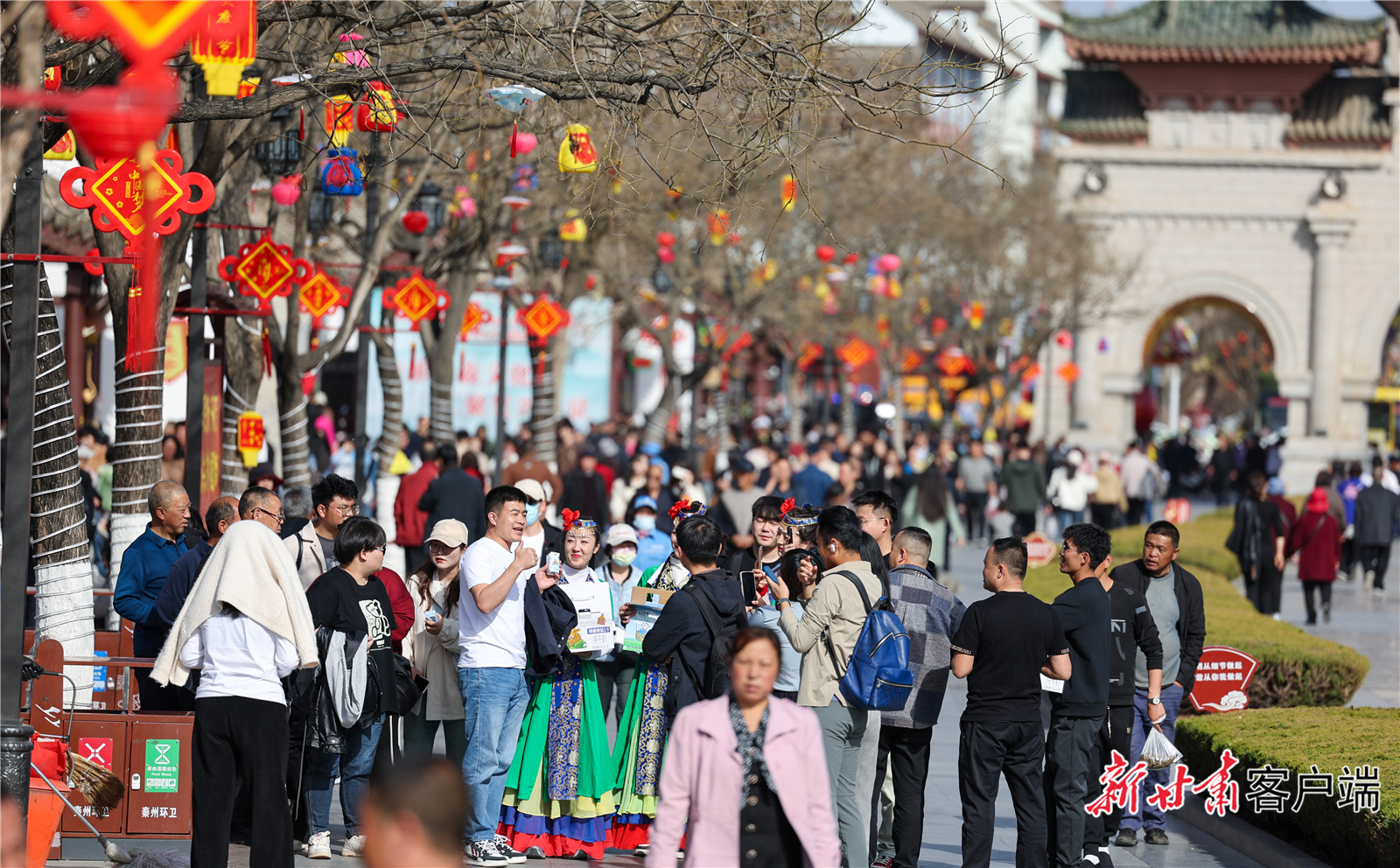 游客畅游天水　新甘肃·甘肃日报记者　冯乐凯　摄