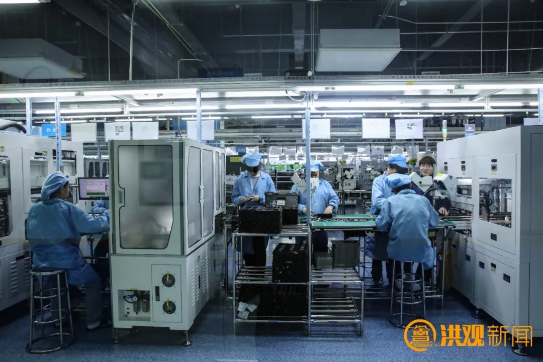 南昌华勤电子科技有限公司工人在产线上忙碌