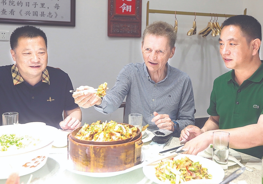 4月16日，毛磊教授在兴国品尝当地客家名菜“四星望月”。