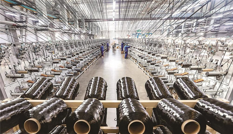 吉林化纤集团国兴碳纤维公司生产线上，碳纤维原丝经过道道工序，变身为黑色的碳纤维。石雷　摄