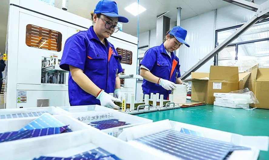4月16日，位于甘肃省张掖市民乐工业园区的甘肃大民新材料800MW高效光伏组件生产线上，工作人员正在对覆膜前光伏组件进行严格检测。