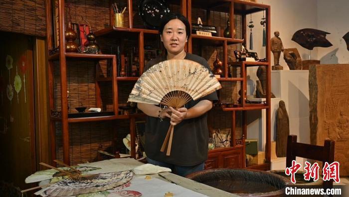 4月18日,张曼瑜展示漂漆扇。张俊杰 摄