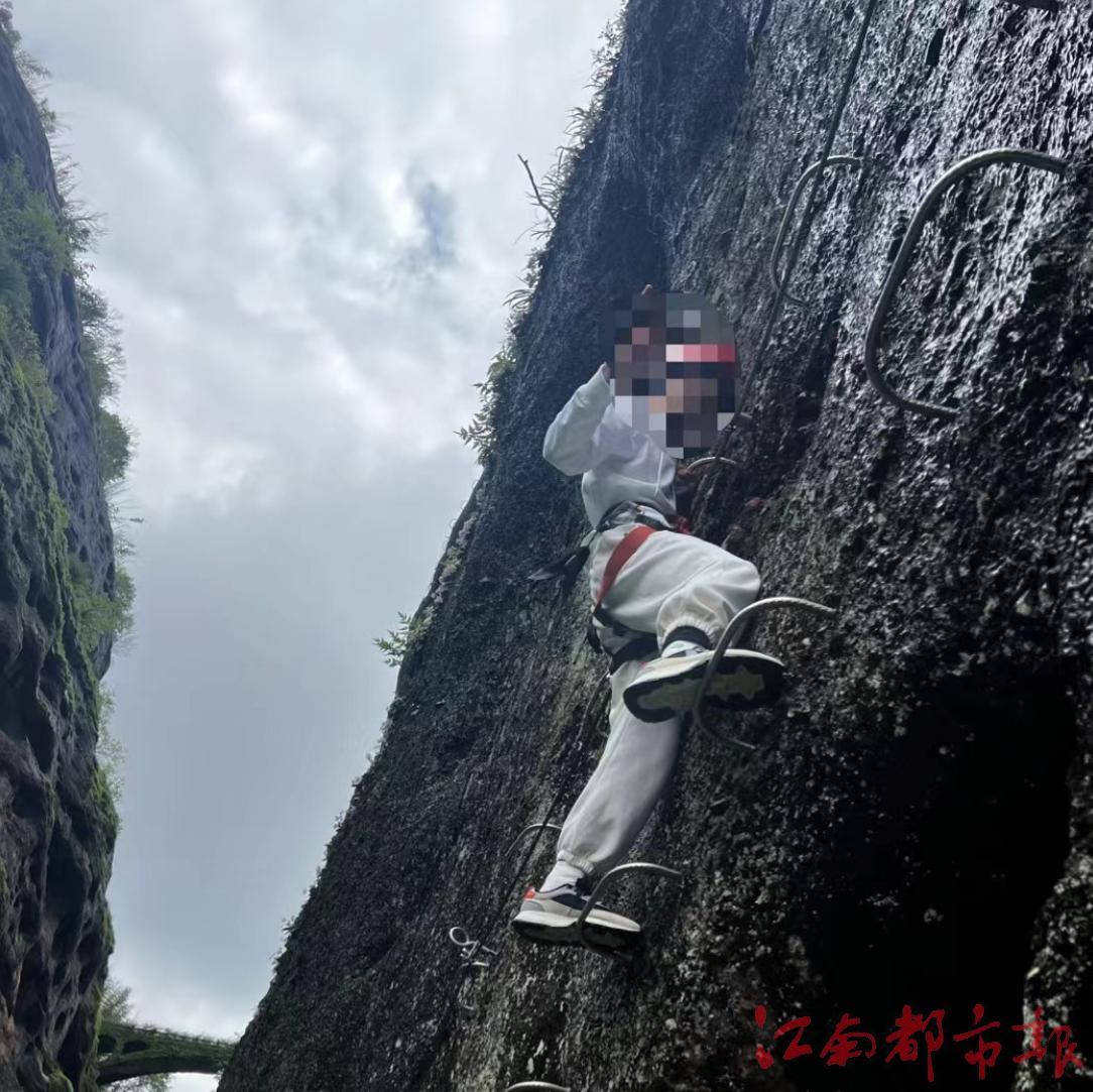 游客正在仙人城景区体验飞拉达项目，该项目已被投诉存在重大安全隐患。