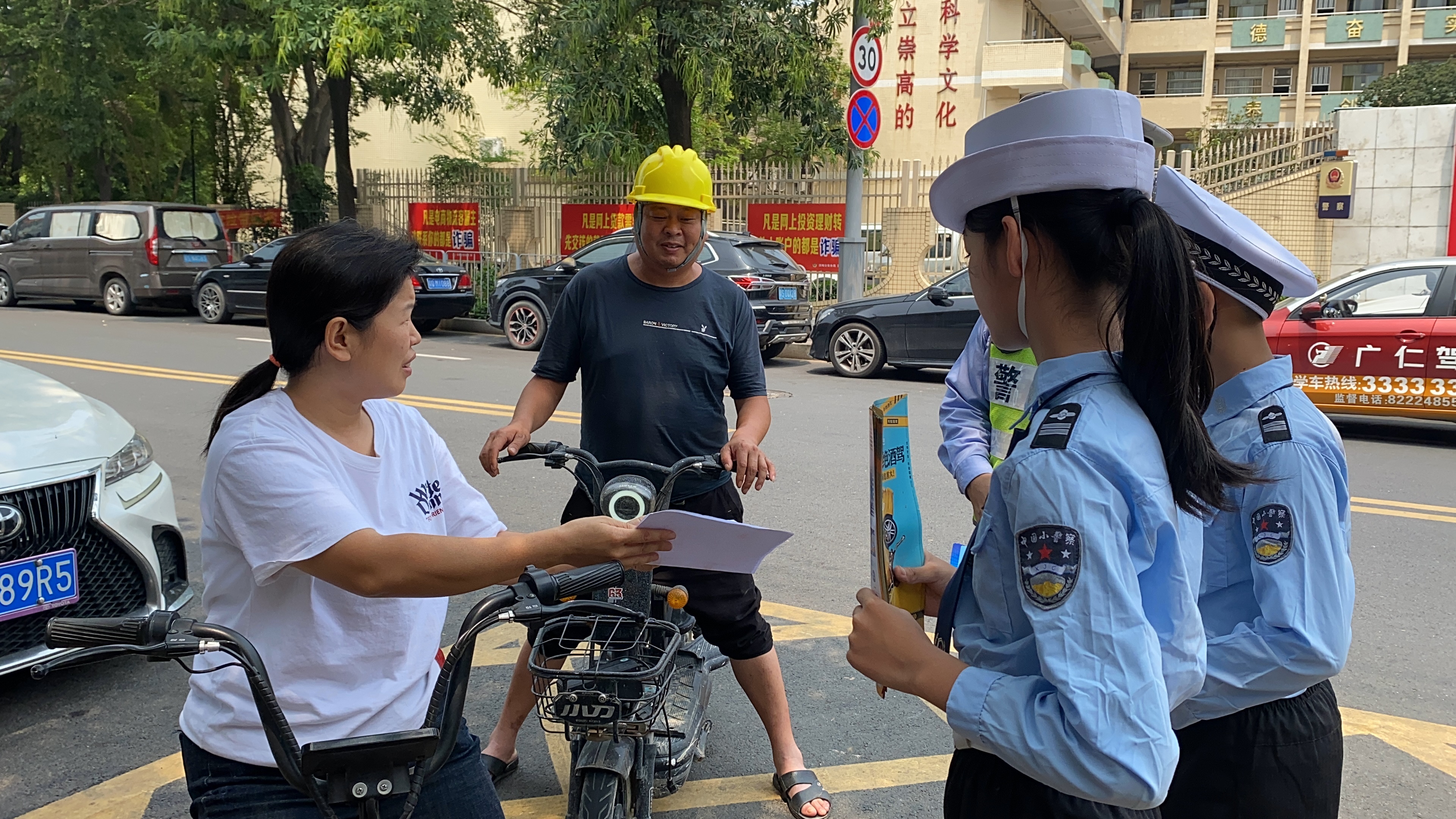 提高交通参与者安全意识,交警大队与少警队共同开展劝导活动