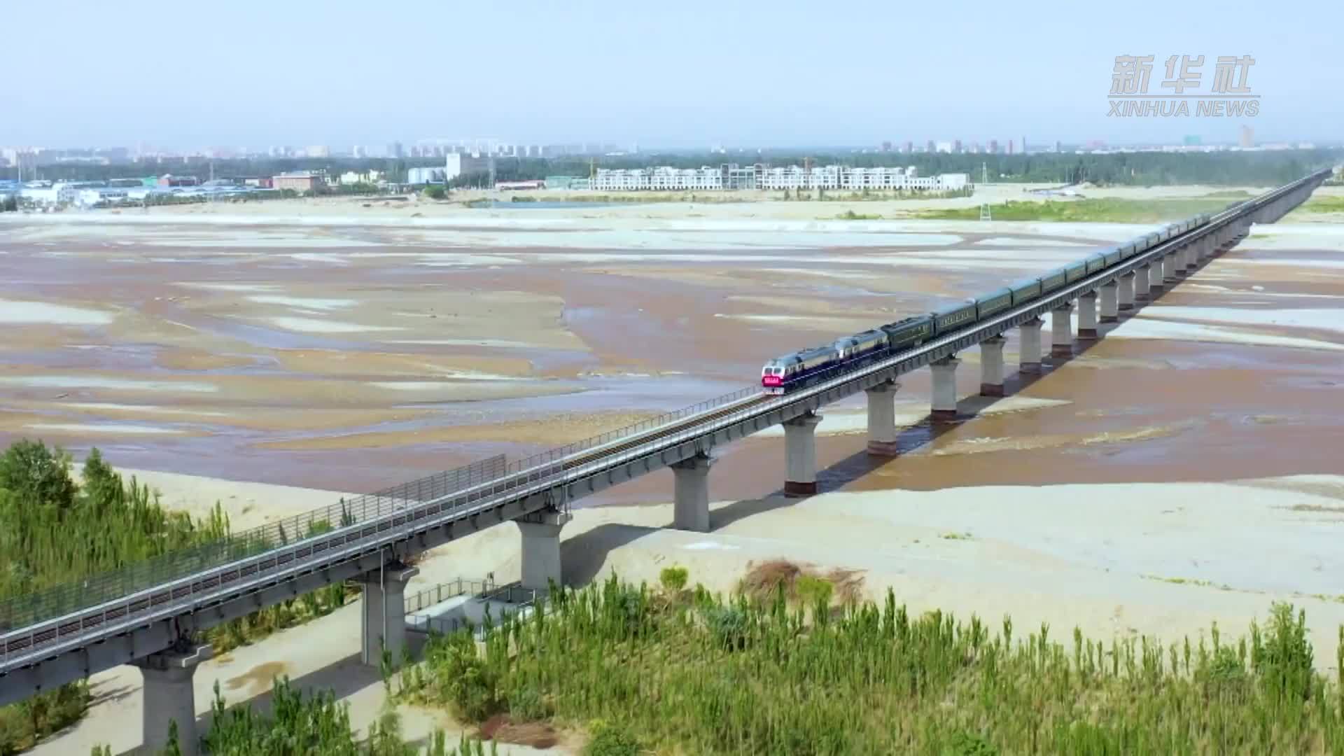 瀚海沙漠筑起和若铁路绿色屏障_凤凰网视频_凤凰网