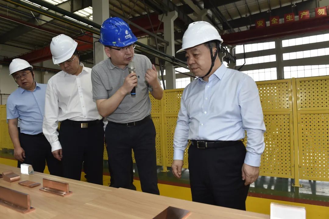 叶建春来到余江区春涛镇滩头村和海粮农事综合服务中心,察看早稻长势