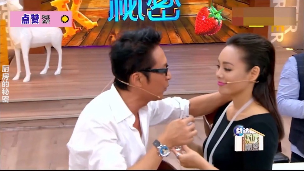 马景涛唱歌劝宁静喝酒还一把搂住她直接亲嘴明星当众亲人片段