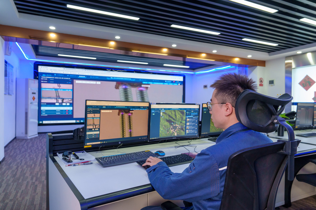 图说：工作人员正在分析人工智能识别污闪预警图片(摄黄海鹏）