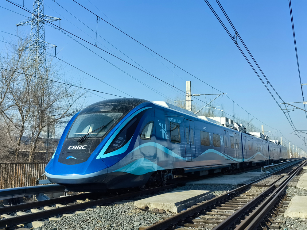 3月21日，我国首列氢能源市域列车在位于长春的中车长客试验线进行运行试验。新华社记者 马晓成摄