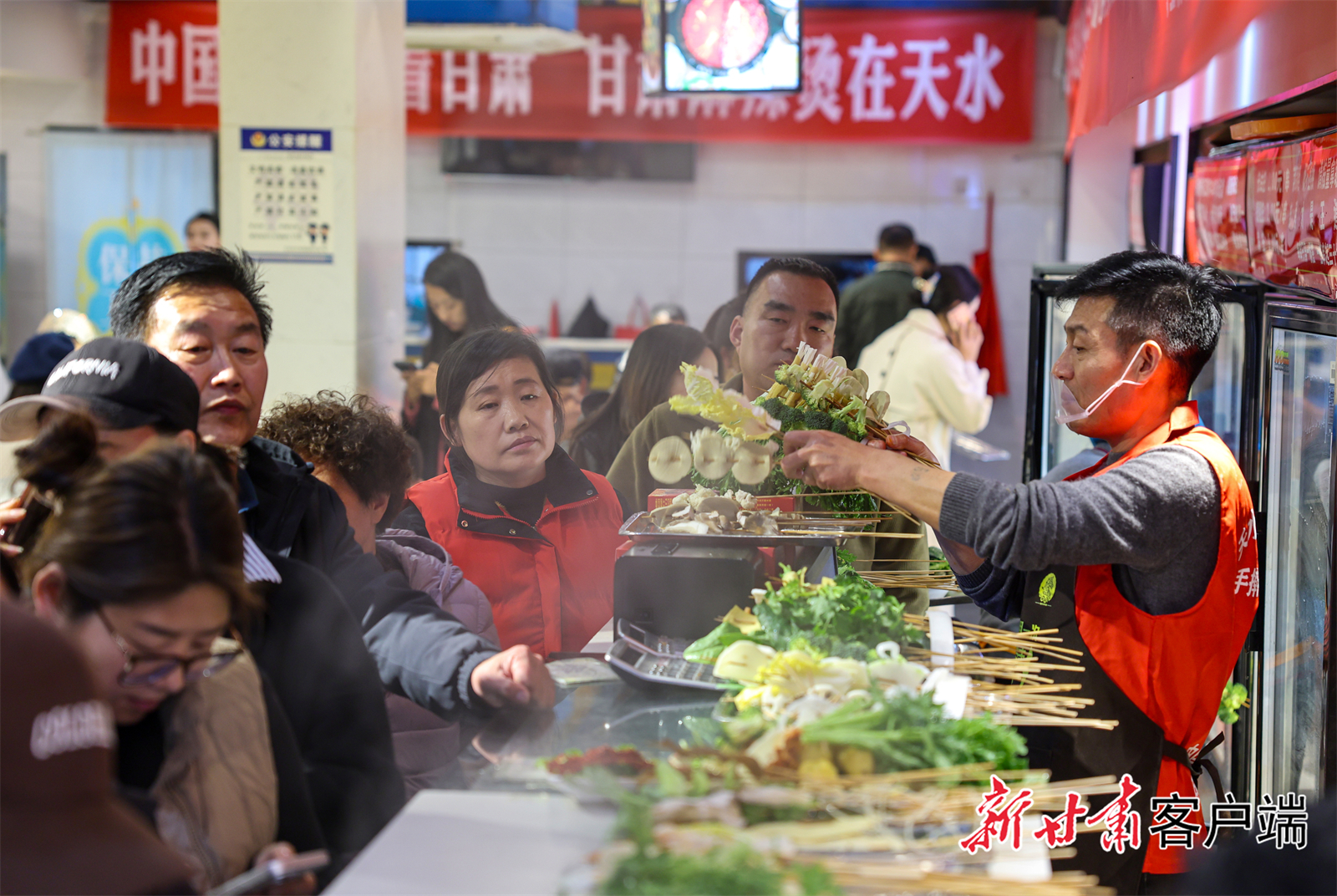 天水麻辣烫吸引众多食客远道而来　新甘肃·甘肃日报记者　冯乐凯　摄