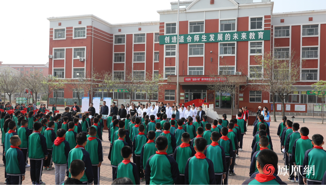 相关领导及学生参加启动仪式，启动仪式由共青团利津县委书记宗旗主持