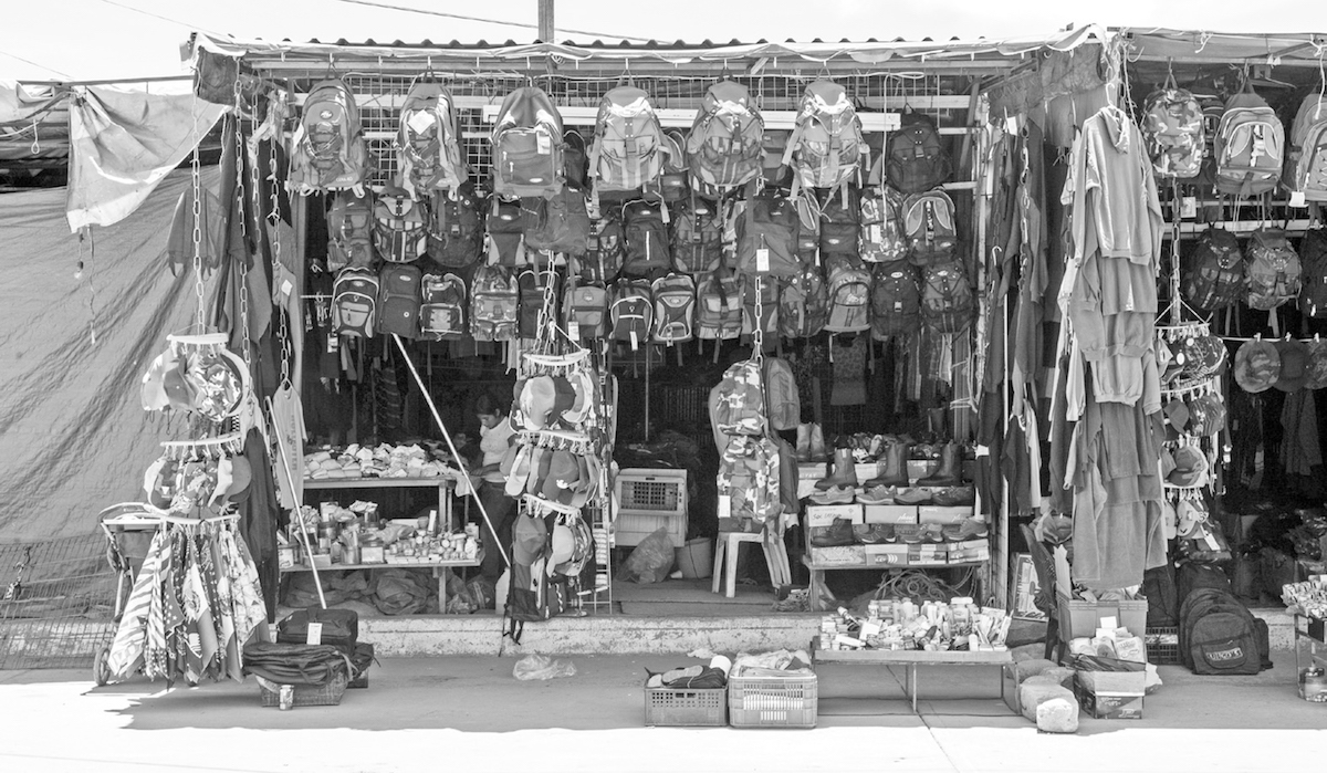 专卖越境补给品的露天市集，墨西哥索诺拉州阿尔塔城（迈克尔·韦尔斯摄）