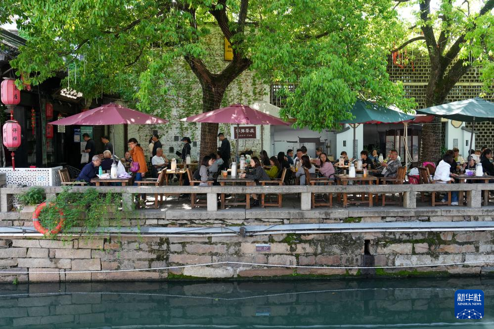 游客在苏州平江历史文化街区休闲游玩(4月18日摄).