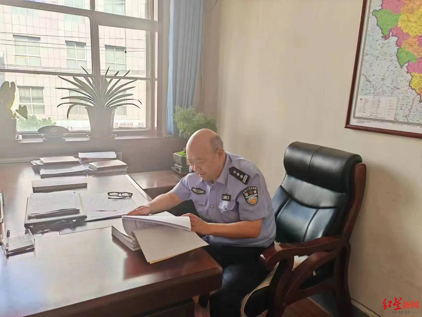▲高斌武在办公室翻阅卷宗