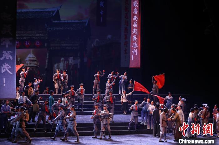 图为黄定山担纲总导演的原创民族歌剧《八一起义》在江西艺术中心大剧院首演。 记者 刘占昆 摄