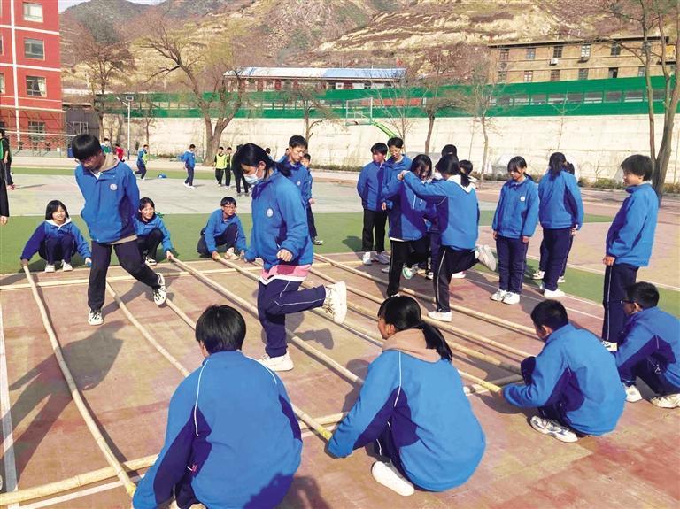 跳竹竿操的学生