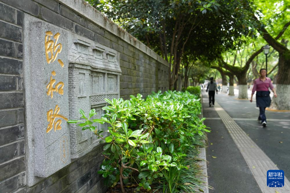 游客在南京颐和路历史文化街区休闲游玩（4月16日摄）。新华社记者 李博 摄