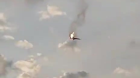 一架俄罗斯轰炸机坠毁，现场视频曝光