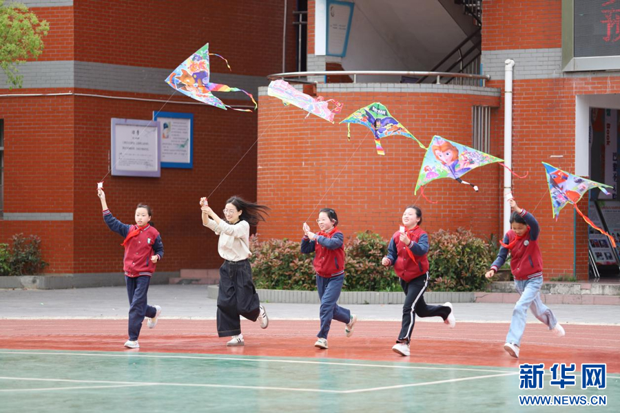 江西省上饶市余干县第六小学开展“巧手做纸鸢 乐享好春光”为主题的风筝放飞活动。新华网发 韩海建 摄