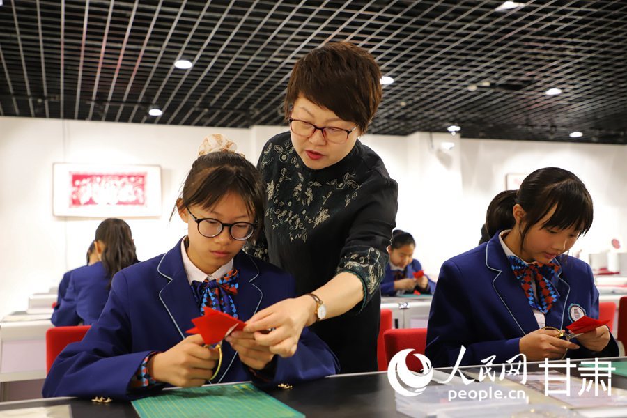老师指导学生进行敦煌剪纸创作。人民网记者 王文嘉摄