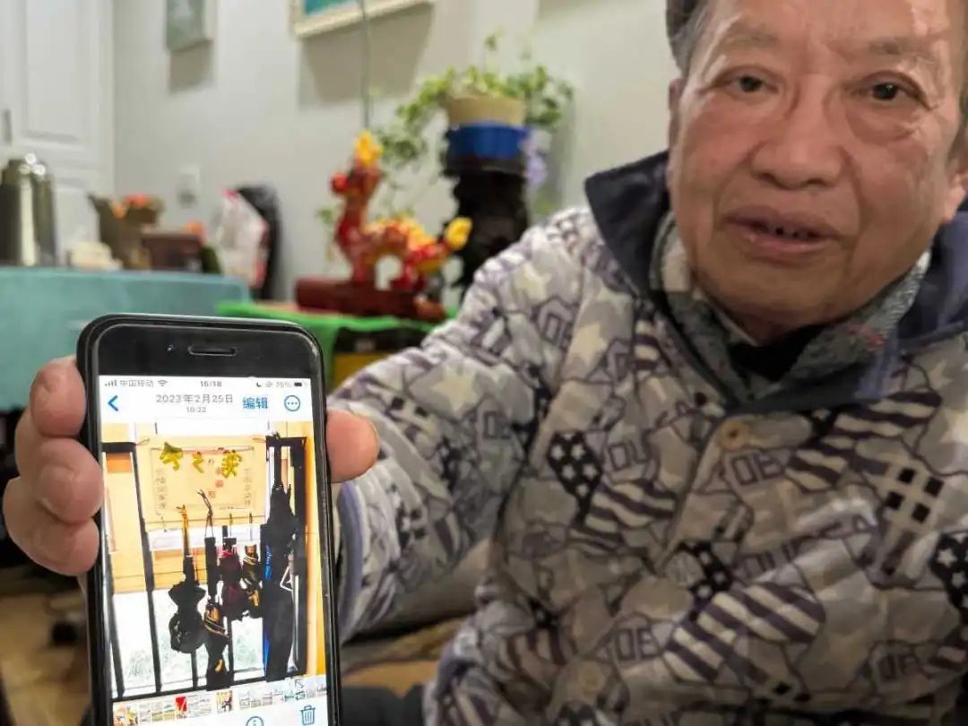 雨伞之家"的"巧手爷爷"接触冰冷河水的刹那,62岁的刘进胜感到了不适