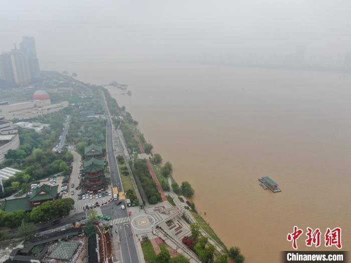 图为航拍赣江江西南昌段，只见水位上涨，江水浑浊。(资料图)刘力鑫 摄