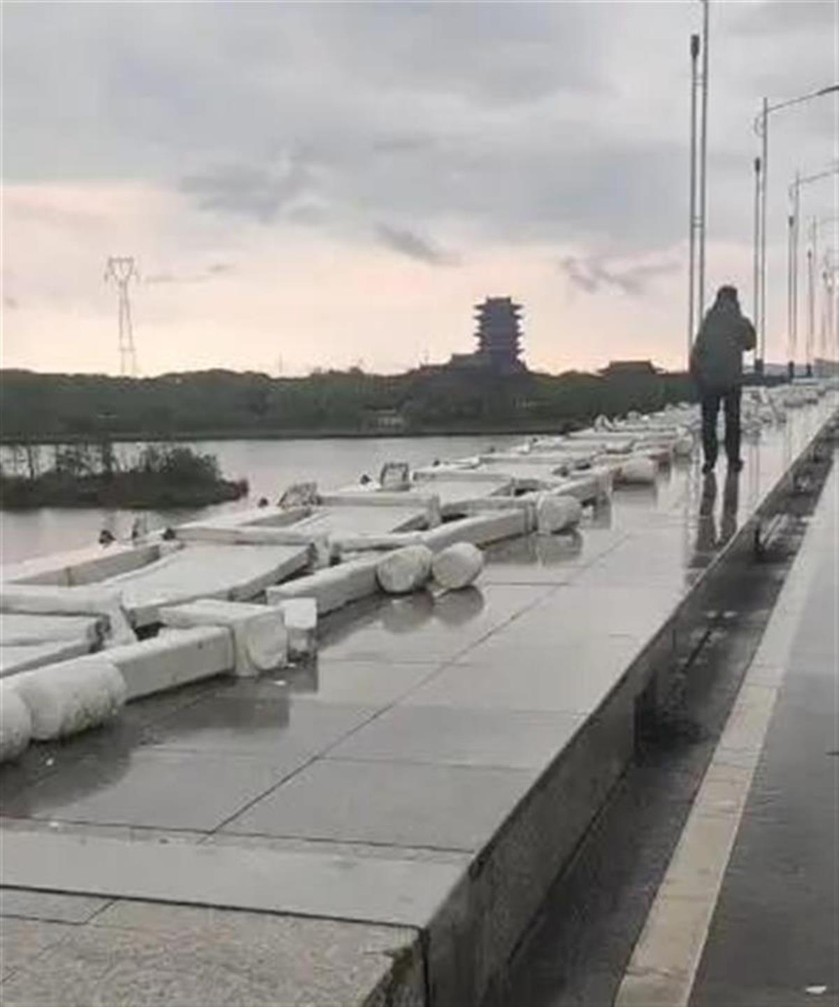 A大桥围栏倒塌.jpg