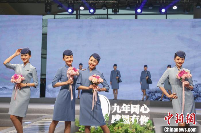 图为江西航空空乘人员身着新版制服进行走秀展示。刘力鑫 摄