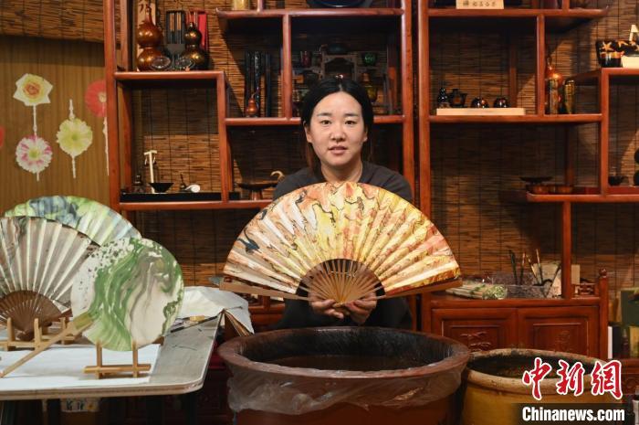 4月18日,张曼瑜展示漂漆扇。张俊杰 摄