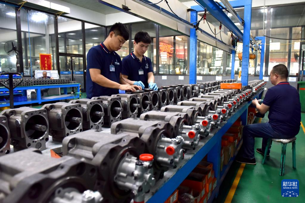4月17日，工人在临西县一家液压件生产企业车间装配产品。 新华社记者王晓摄