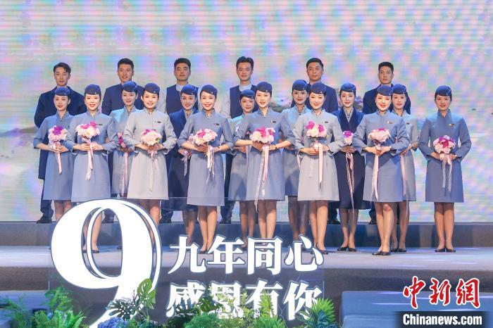 江西航空发布新版客舱乘务员制服以青花瓷和白鹤为设计灵感