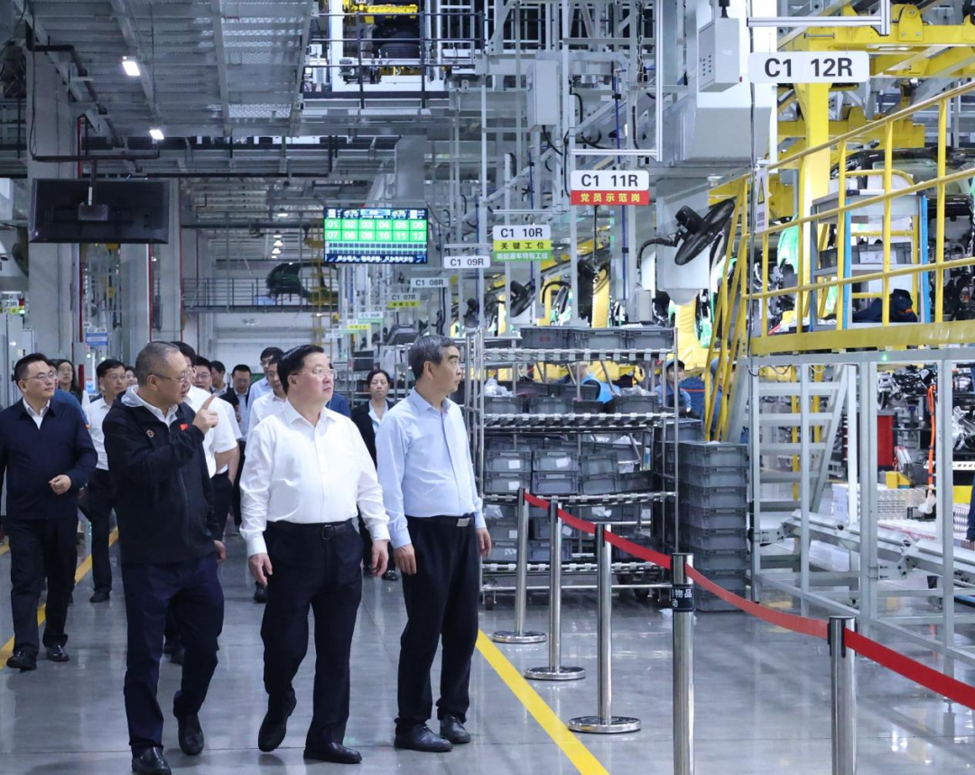 调研组在赛力斯凤凰智慧工厂调研 刘波 摄