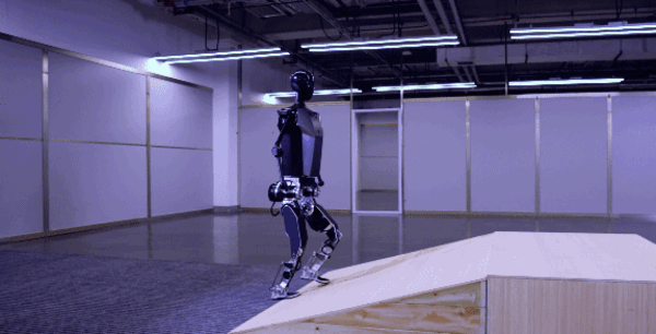 全球首个！中国发布人形机器人“天工”：可拟人奔跑6公里/小时_https://www.izongheng.net_人工智能_第3张