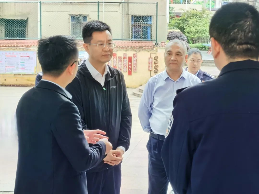 南昌市副市长、市公安局局长陈鹏辉在进贤县民和四小调研