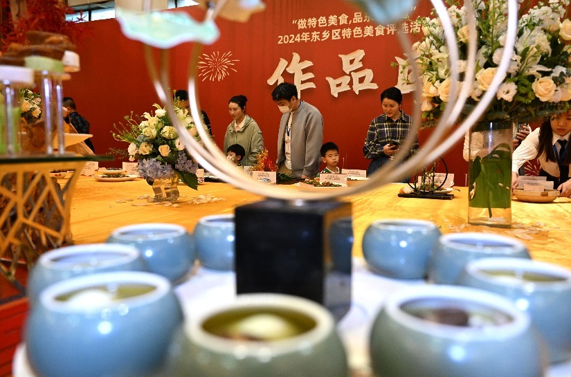 市民观摩欣赏作品