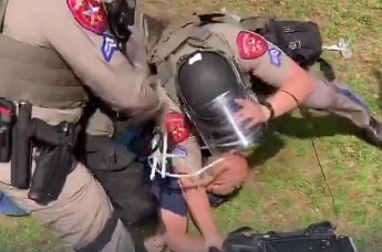 “我正在拍摄” “不行 趴到地上!” 美记者拍摄大学抗议活动被逮捕