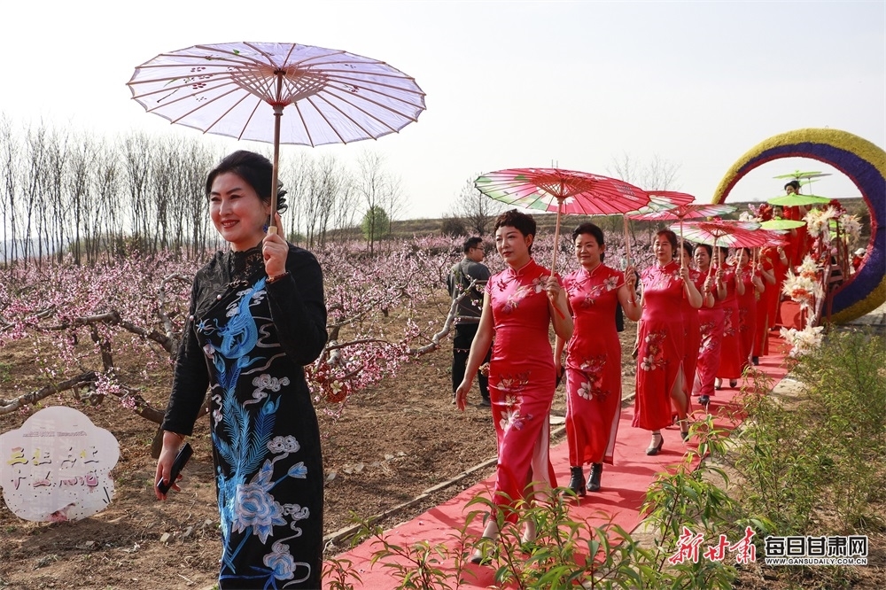 旗袍爱好者在桃园花海走秀表演 张百耀 摄