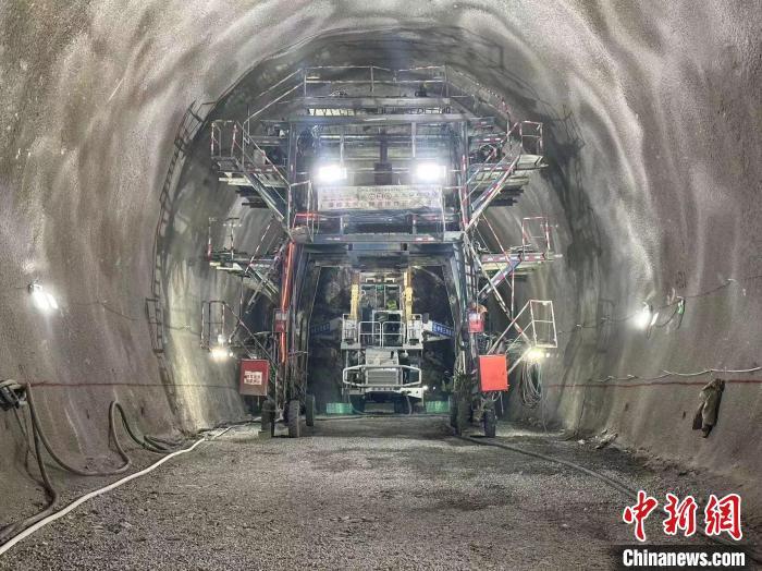 图为西康高铁秦岭太兴山隧道。　焦键 摄