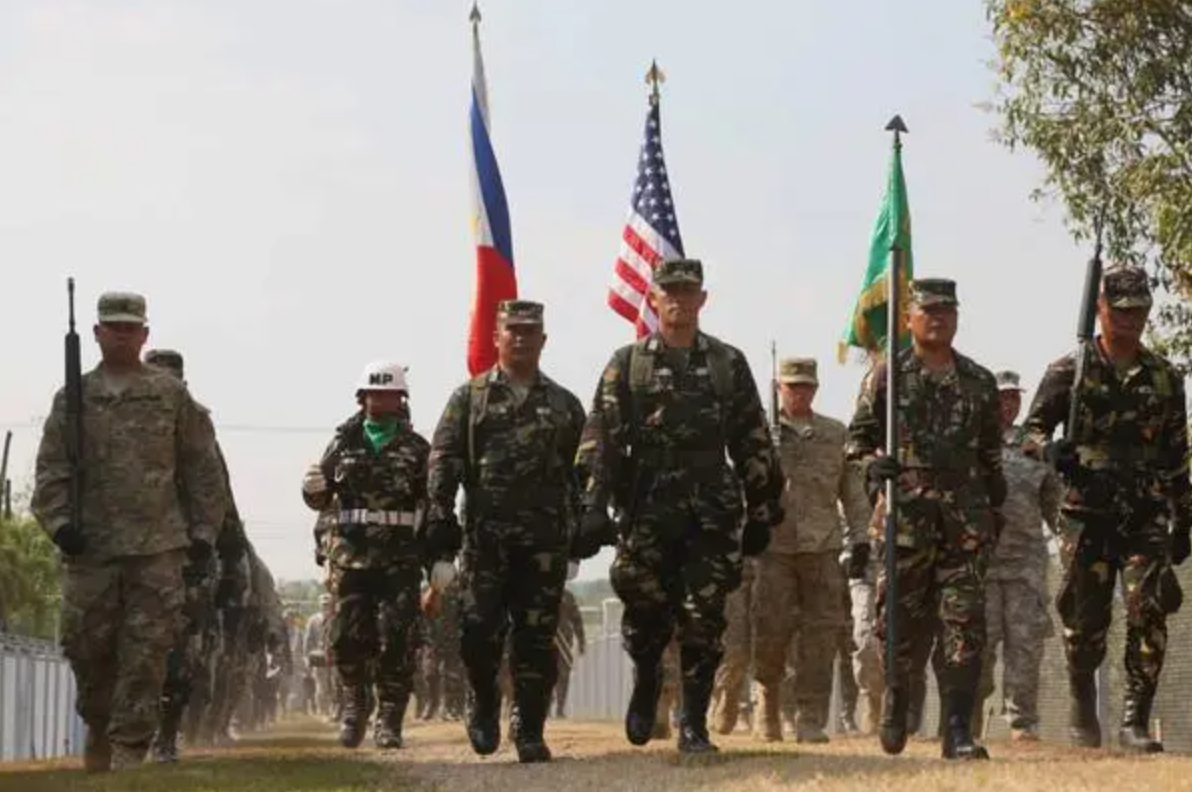 4月22日上午，2024年度的菲律宾与美国“肩并肩”联合军演在马尼拉启动。