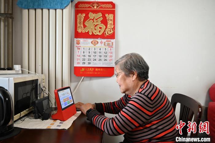 4月25日，河北石家庄一位老人在家中使用智能设备，与石家庄桥西区一家综合养老服务中心联系。中新网记者 翟羽佳 摄