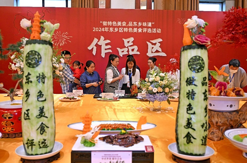 4月21日，在江西省抚州市东乡区举办的“做特色美食，品东乡味道”2024年东乡区特色美食评选活动作品区，参选的菜肴吸引了众多市民观摩欣赏。