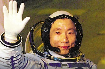 凤凰专访杨利伟： 进太空不需要护照 这是人类共同的事业