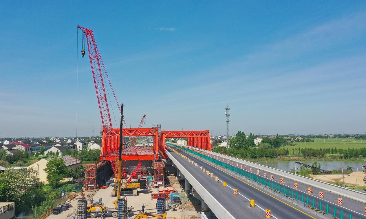 图为道路施工现场。朱其摄