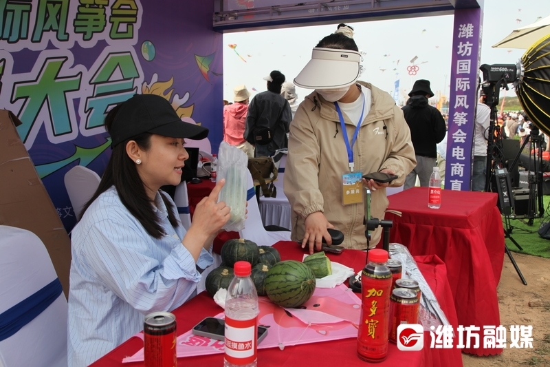 “果子呀”抖音电商主播在风筝会现场带货潍坊特色农产品。
