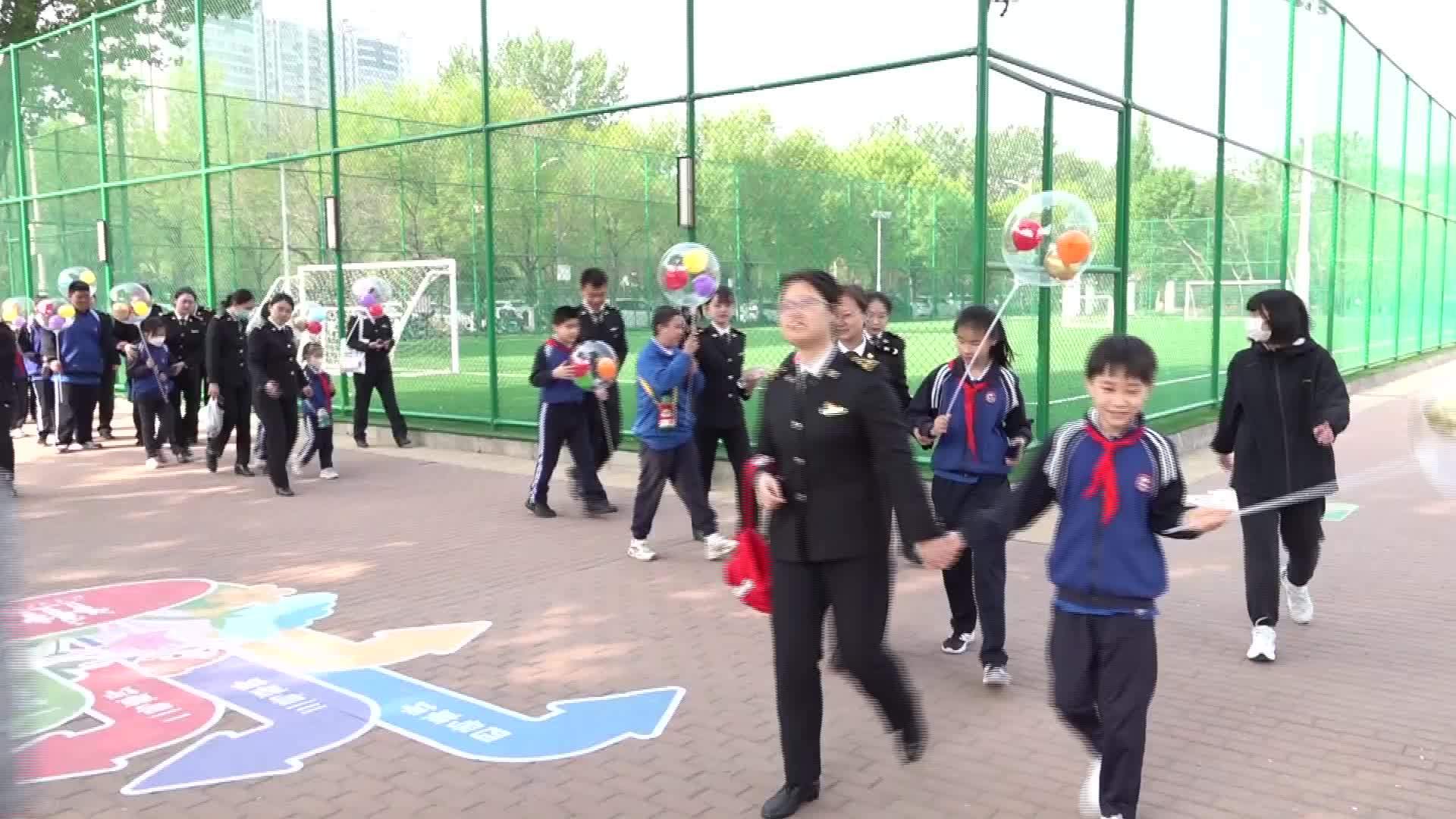 盲校师生走进少年宫 开展交流实践活动_凤凰网视频_凤凰网