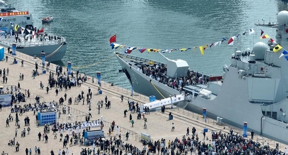 海军成立纪念日舰艇开放活动在青岛举行