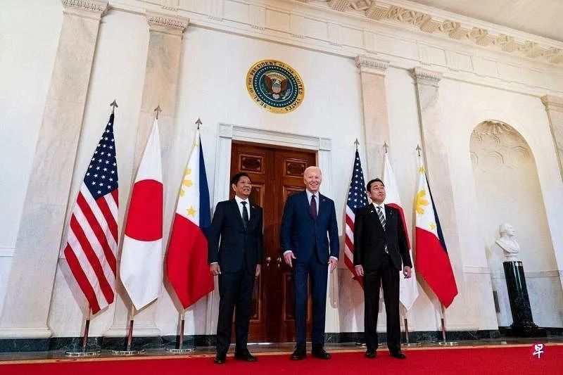 ▎2024年4月11日，美日菲元首在白宫举行首次三边峰会。左起分别为菲律宾领导人小马可斯、美国拜登、日本首相岸田文雄。（图片来源：联合早报）