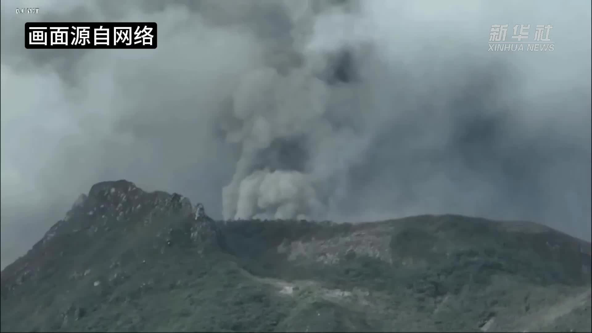 印尼鲁昂火山喷发 上万人疏散